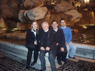 2008 – Rome – At the Trevi Fountain, with LLucía Guerra Menéndez, Antonio Colombo, and Beniamino Danese, the initial nucleus of the “Stanley Brigade”