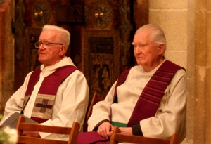 Fr Teodóz Jáki and Fr Zénó Jáki (brothers of Fr Jaki) concelebrating the funeral