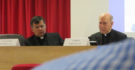 Fr Rafael Pascual introduces the Academic Vice-Chancellor of the Pontifical Athenaeum Regina Apostolorum, Fr José Enrique Oyarzún, LC.