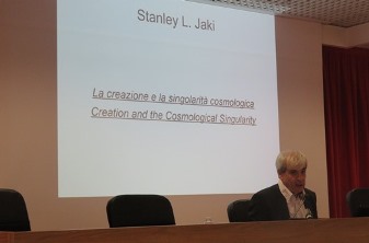 Fernando Di Mieri at the beginning of his presentation about Creation and the Cosmic Singularity.