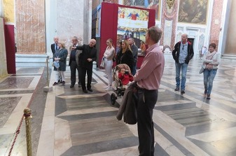 In the afternoon, visit to Santa Maria degli Angeli. Fr Rafael Pascual is explaining the Shroud exhibition present inside the church.
