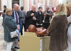 Fr Rafael Pascual showing the sculpture representing Jesus, based on the Shroud image.